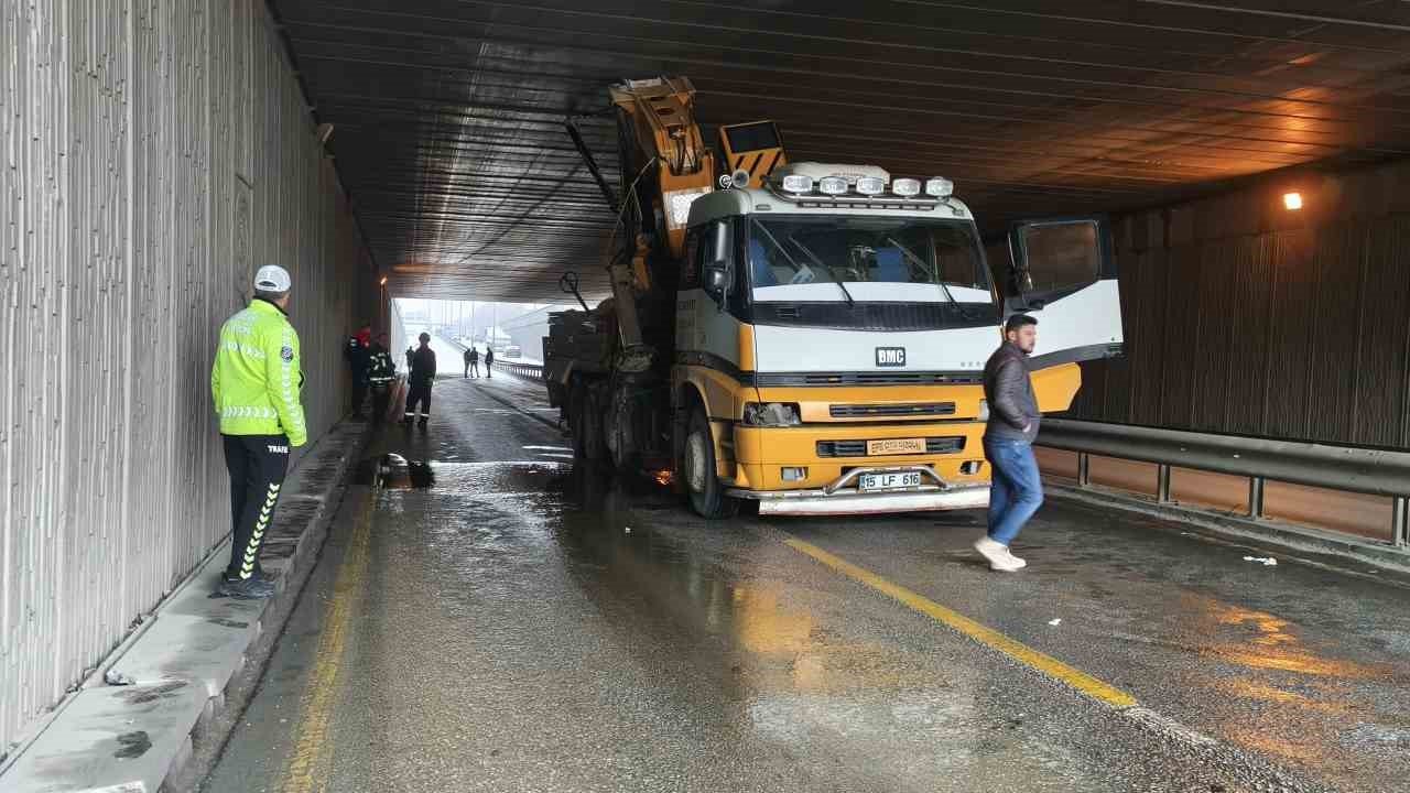 Yapı malzemeleri taşıyan vinç alt geçitte sıkıştı