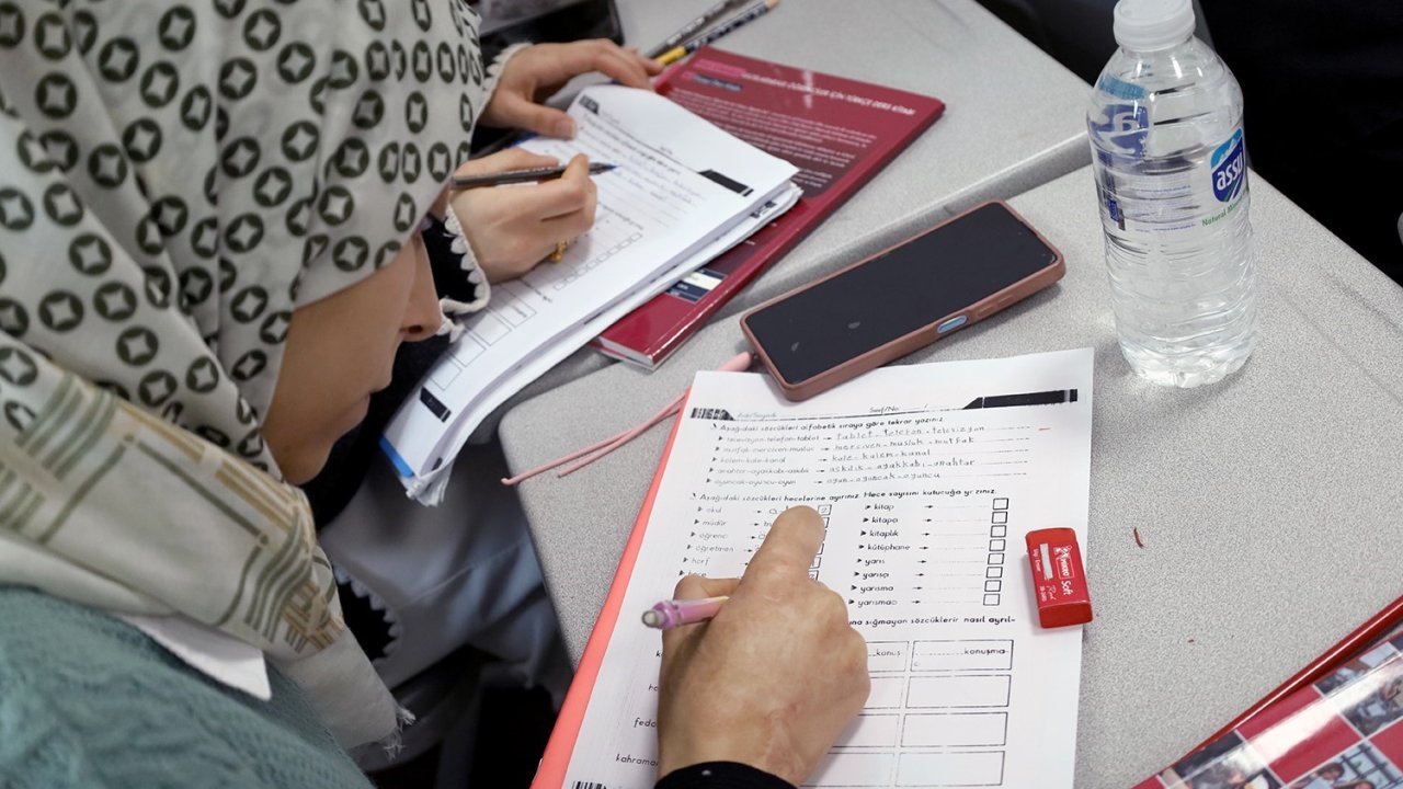 Farklı renk ve kültürlerden insanlar Türkçe’yi, SAMEK’le öğreniyor