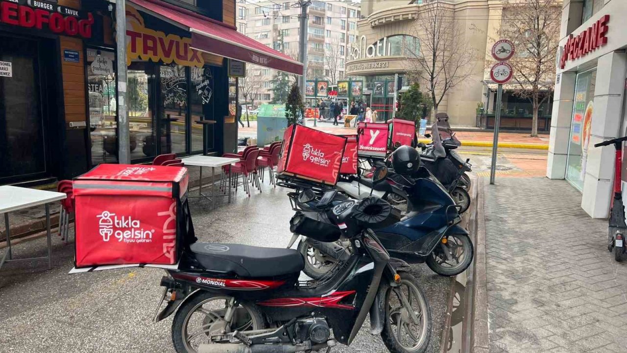 Trafiğe kapalı olmasına rağmen otopark gibi kullanılan sokakla ilgili hala çözüm üretilmedi