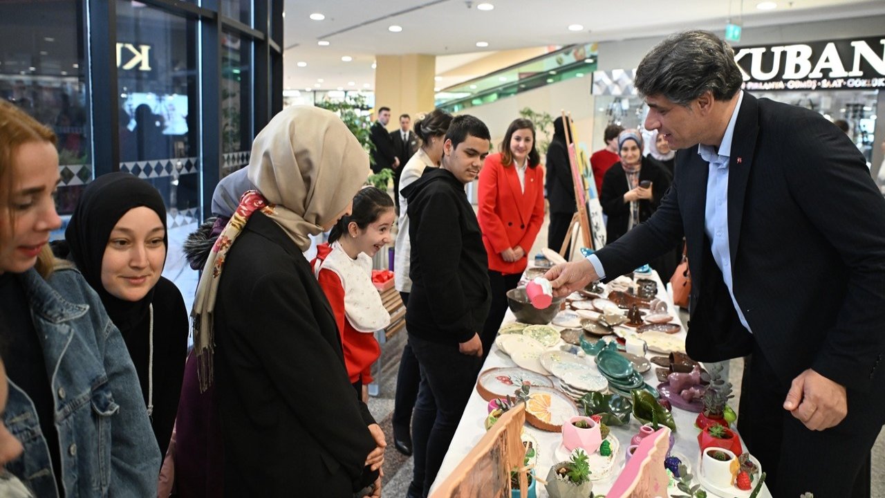 Özel çocukların sergisi ilgi gördü