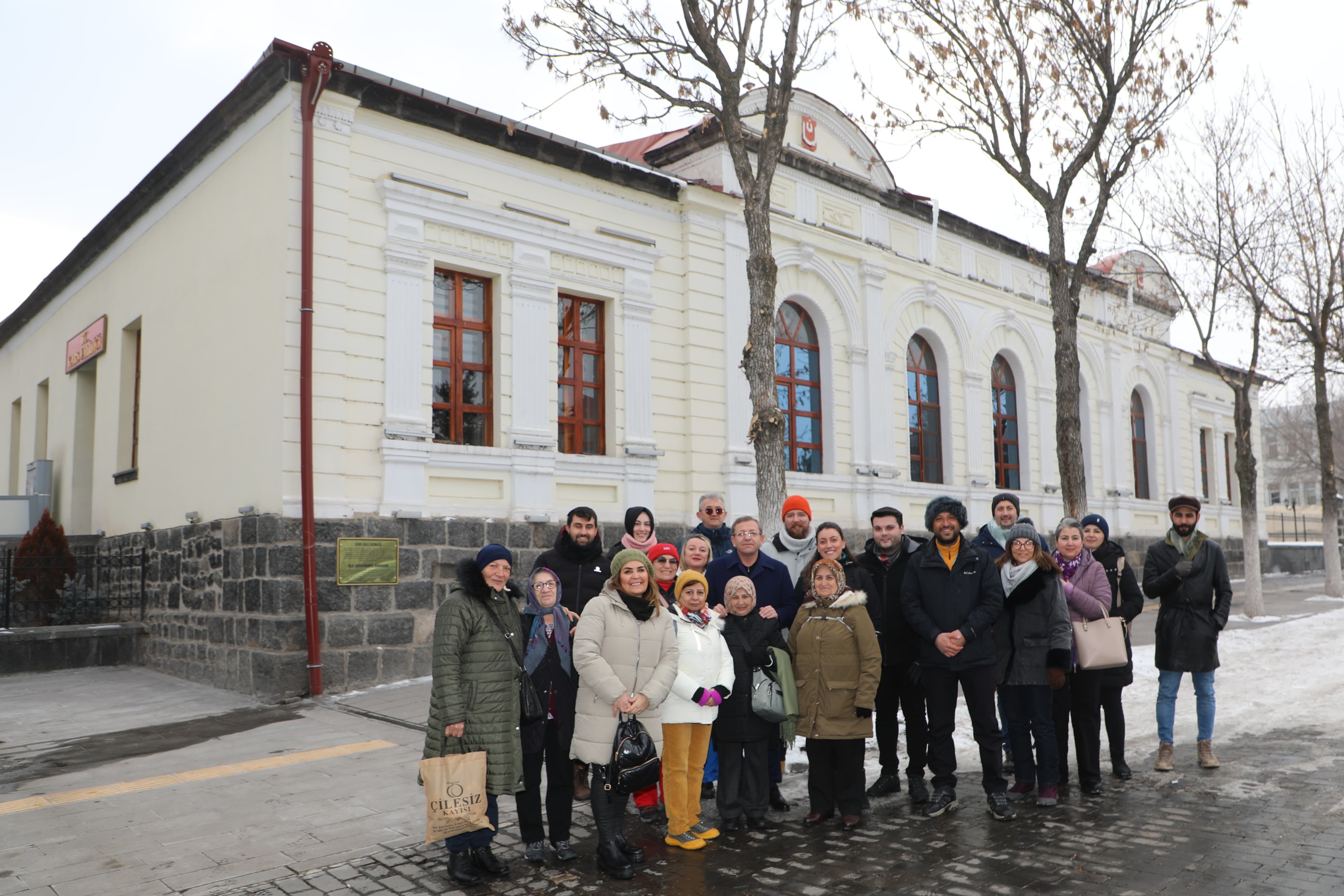 Vali Ziya Polat, Turistlere Kars'ı anlattı!