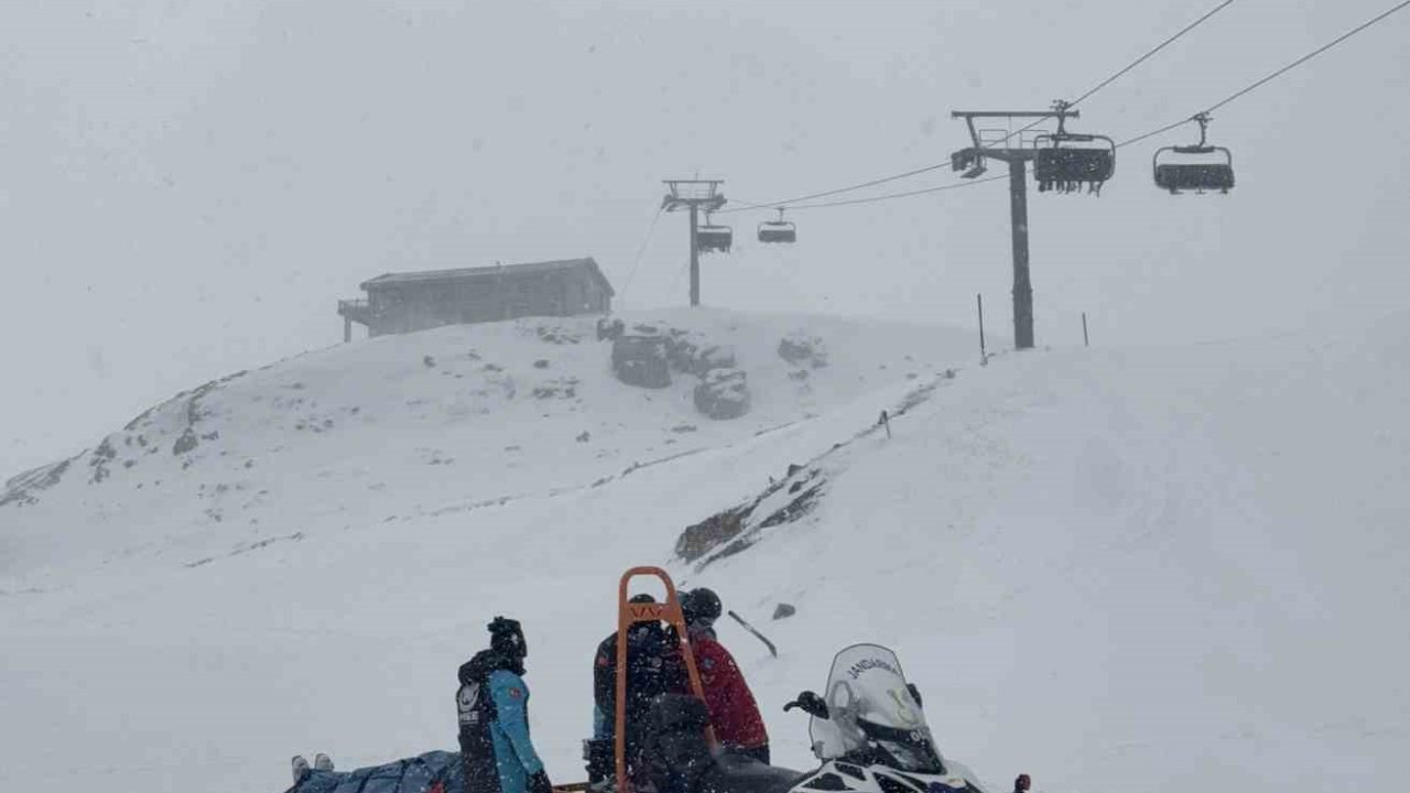 Kayak yaparken yaralanan şahıs ekipler tarafından hastaneye ulaştırıldı