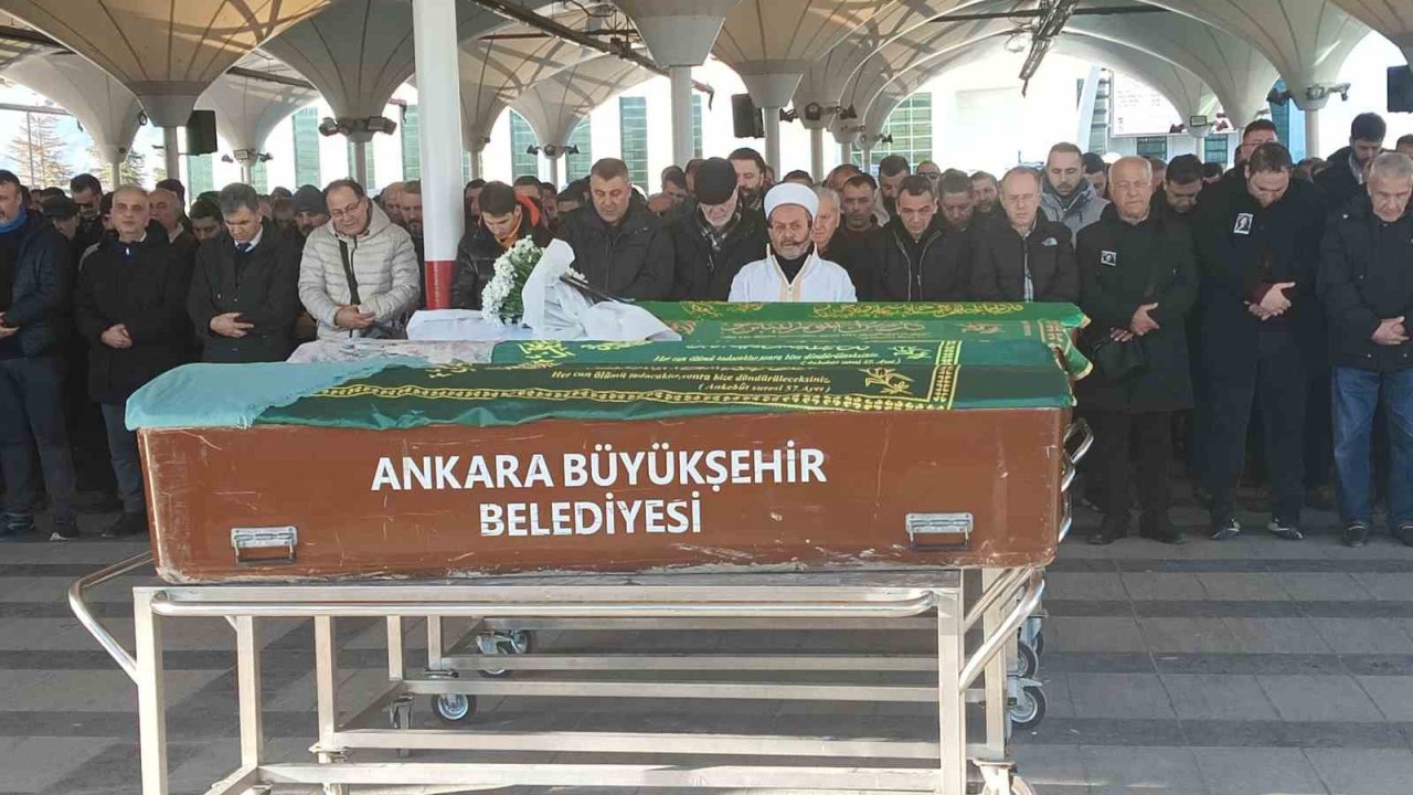 Araçtan atladığı sırada bir başka aracın çarptığı genç kadın son yolculuğuna uğurlandı