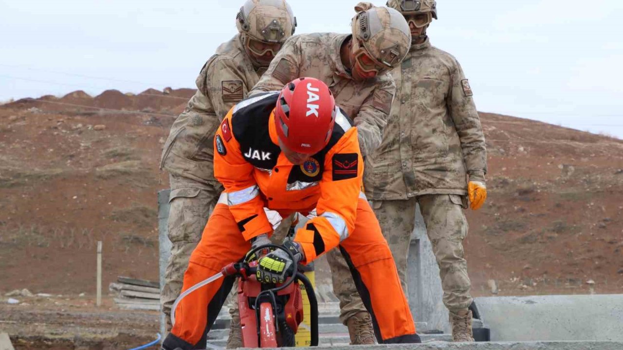 Sivas’ta komandolara arama kurtarma eğitimi verildi