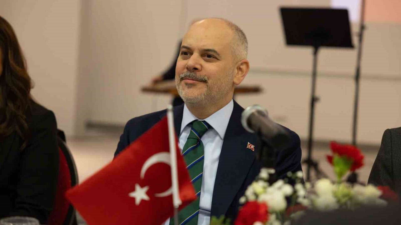 Büyükelçi Akif Çağatay Kılıç, Düsseldorf Başkonsolosluğu’nda STK temsilcileri ve basınla bir araya geldi