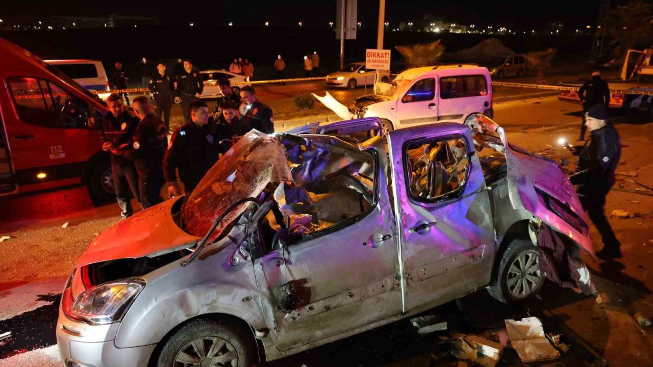 Adana’da feci kaza... Ters yöne girdi, karşıdan gelen araçla çarpıştı: 1 ölü, 2 yaralı