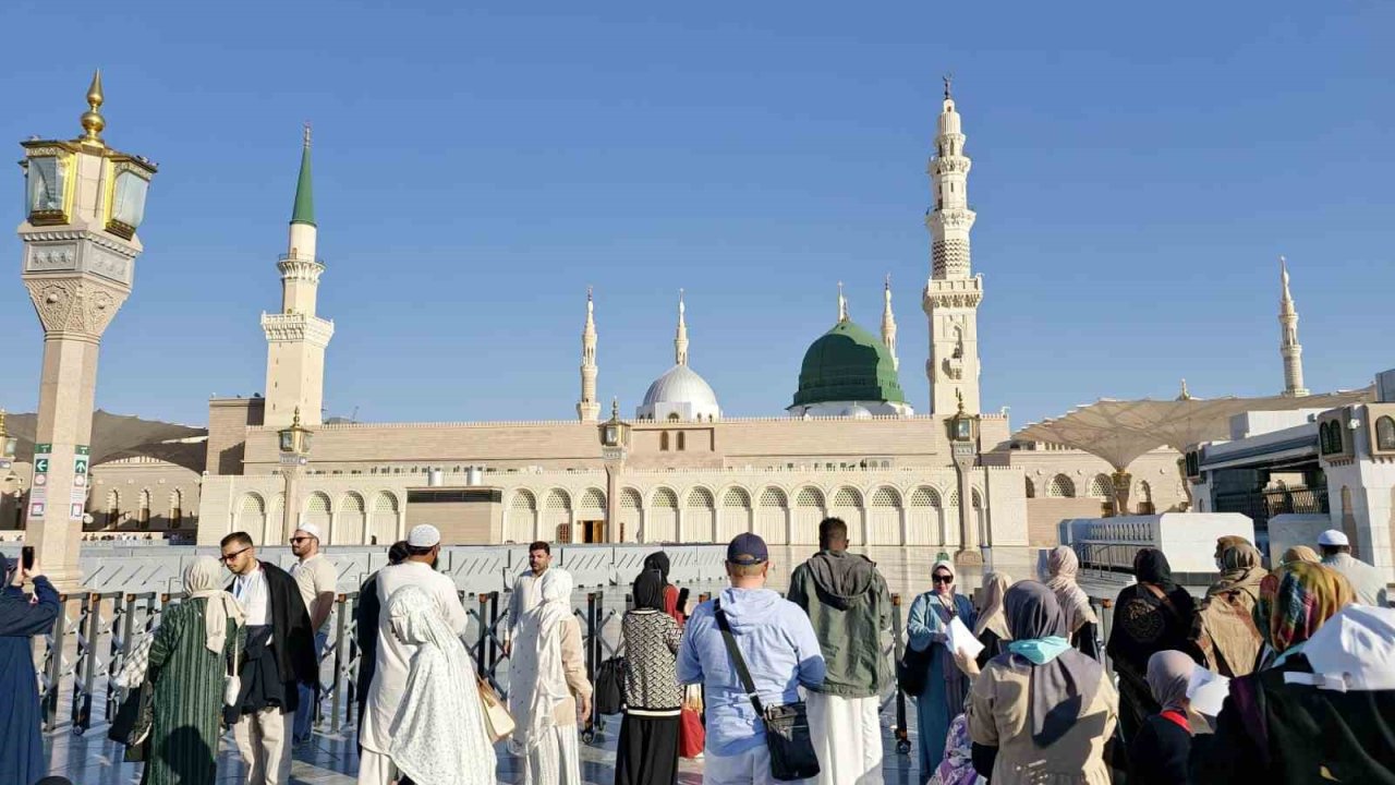 Mescid-i Nebevi’ye ziyaretçi akını: Binlerce Müslüman dua etti