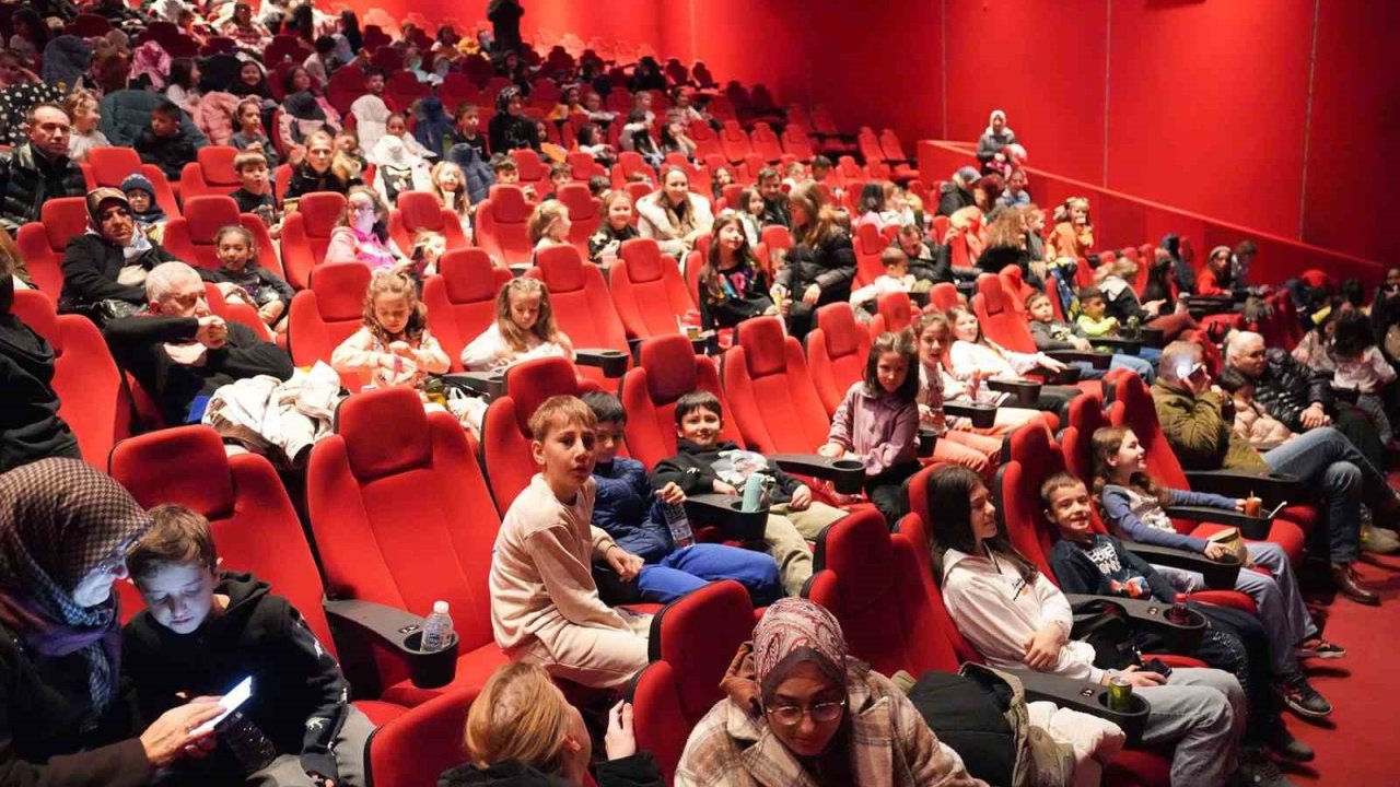 Çocuklara karne hediyesi Başkan Ataç’tan