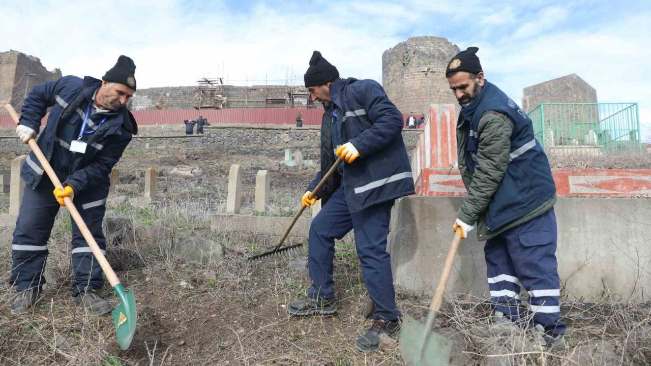Diyarbakır’da mezarlıklarda temizlik çalışması