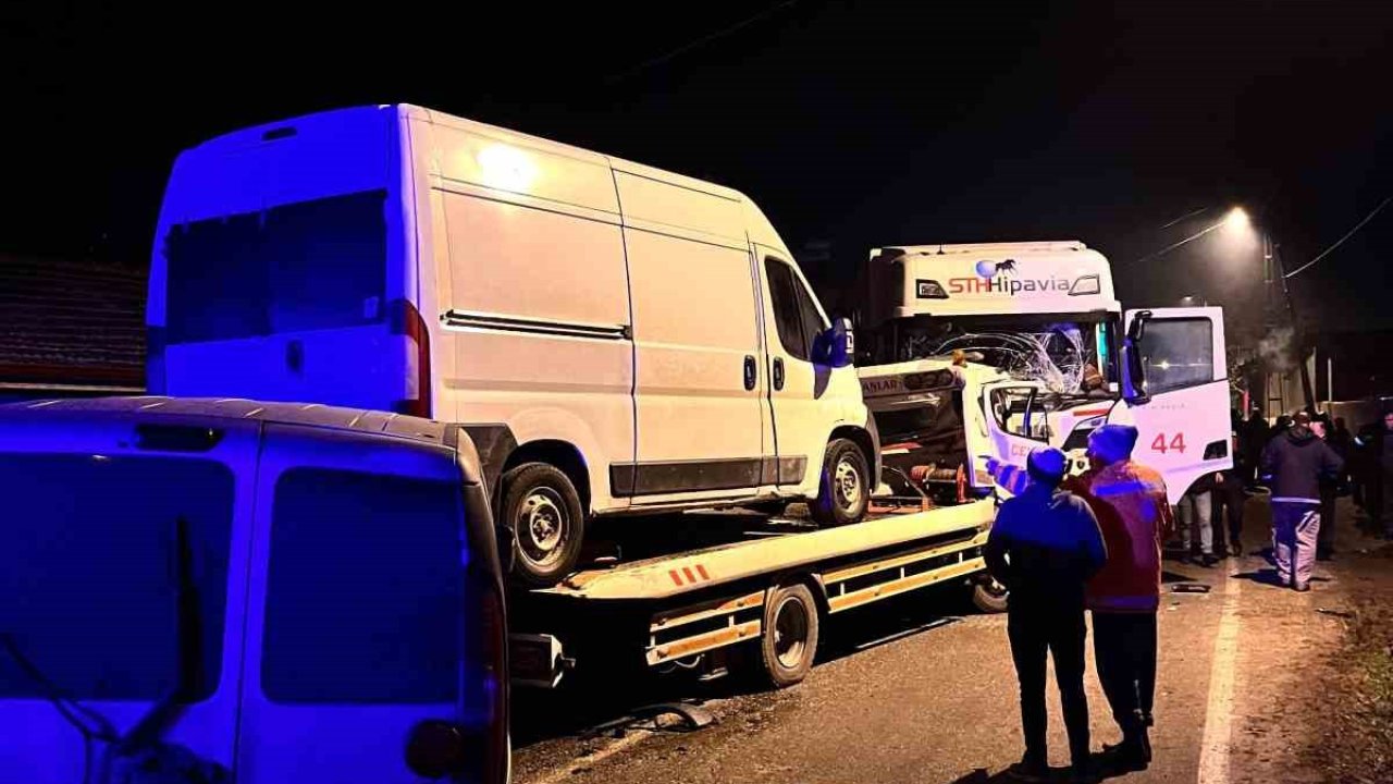 Milyonluk yarış atlarını taşıyan tır, çekici ile çarpıştı