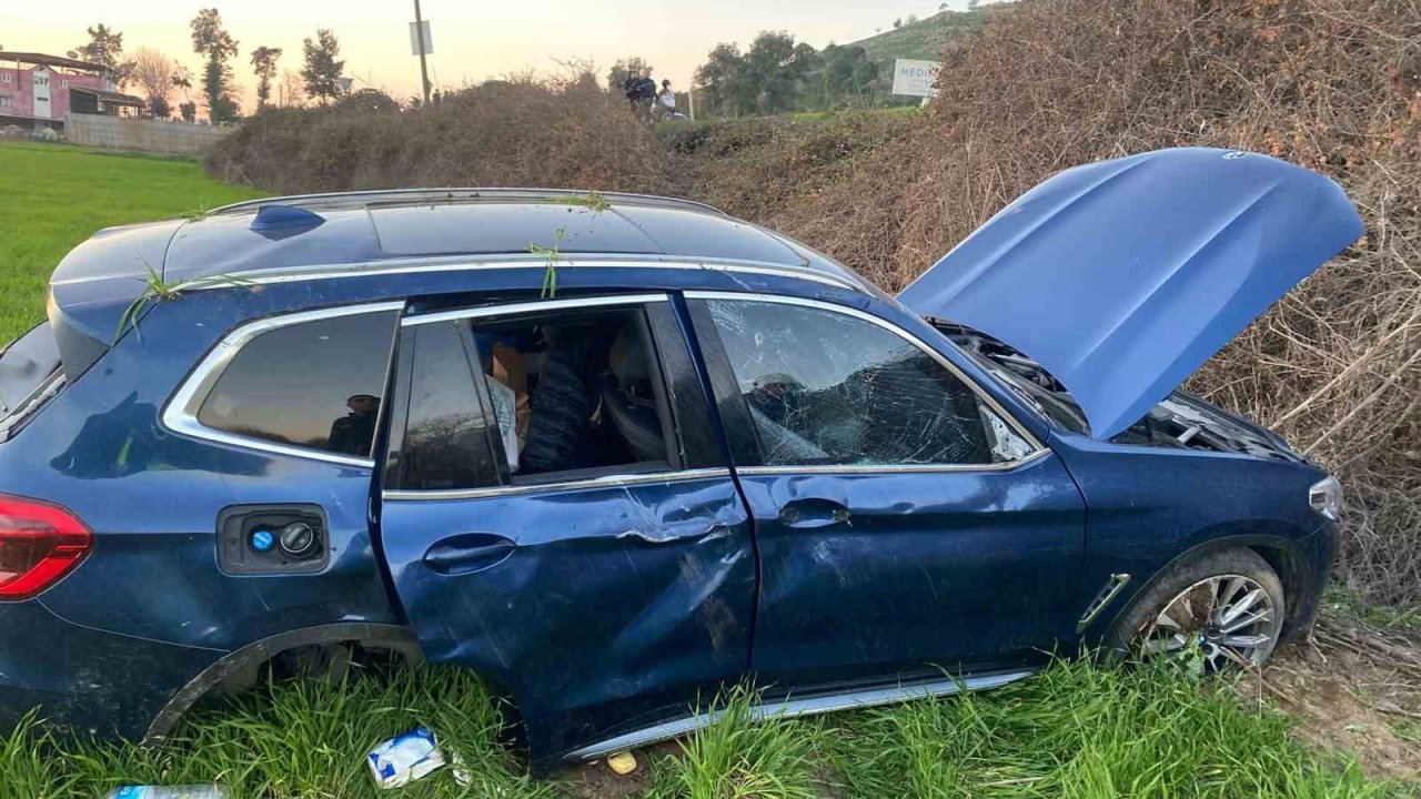 Kazaya karışan otomobil tarlaya uçtu: 3 yaralı