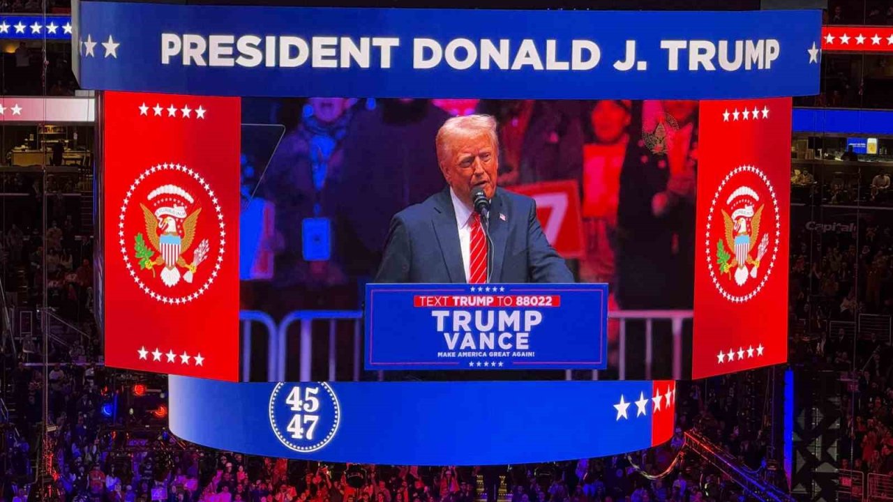 Trump’tan zafer mitinginde gövde gösterisi: "Amerika’yı yeniden harika yapacağız"
