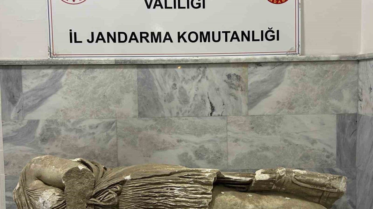 Roma dönemine ait 1,5 metrelik heykeli satmak isterken yakalandılar