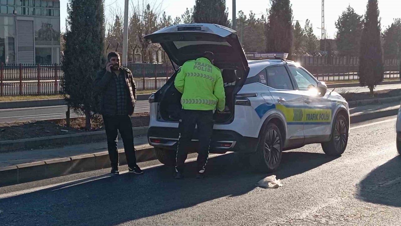 Refüje çarpıp ters dönerek duran otomobildeki 2 kişinin burnu bile kanamadı