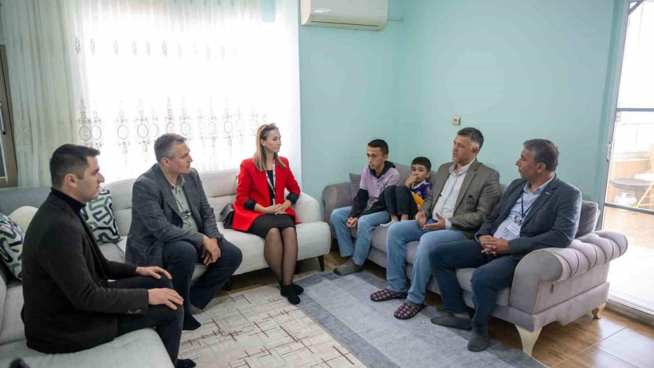 Mersin Büyükşehir Belediyesi öğretmenleri ev ziyaretlerini sürdürüyor
