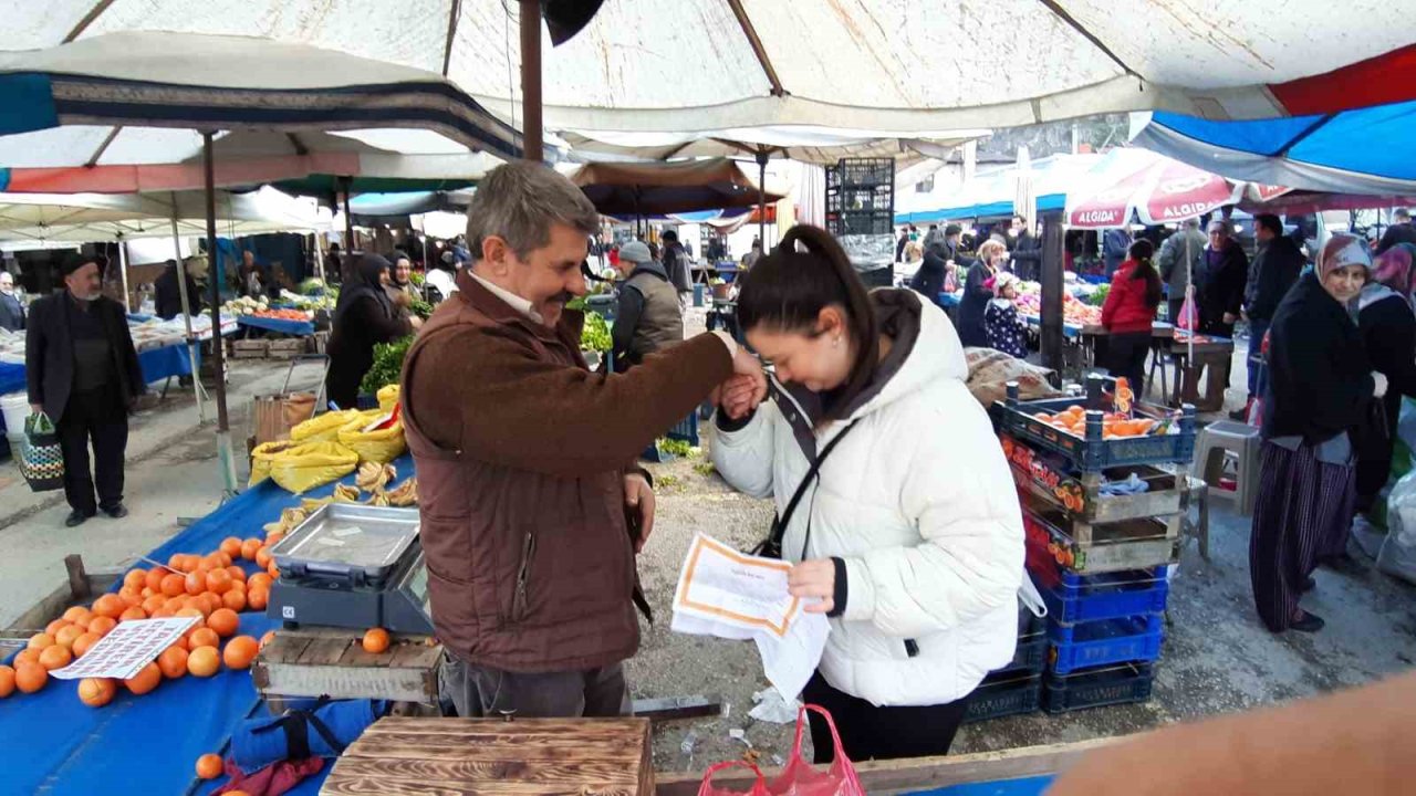 "Takdir getirene vitamin hediye" dedi, öğrencilere meyve dağıttı