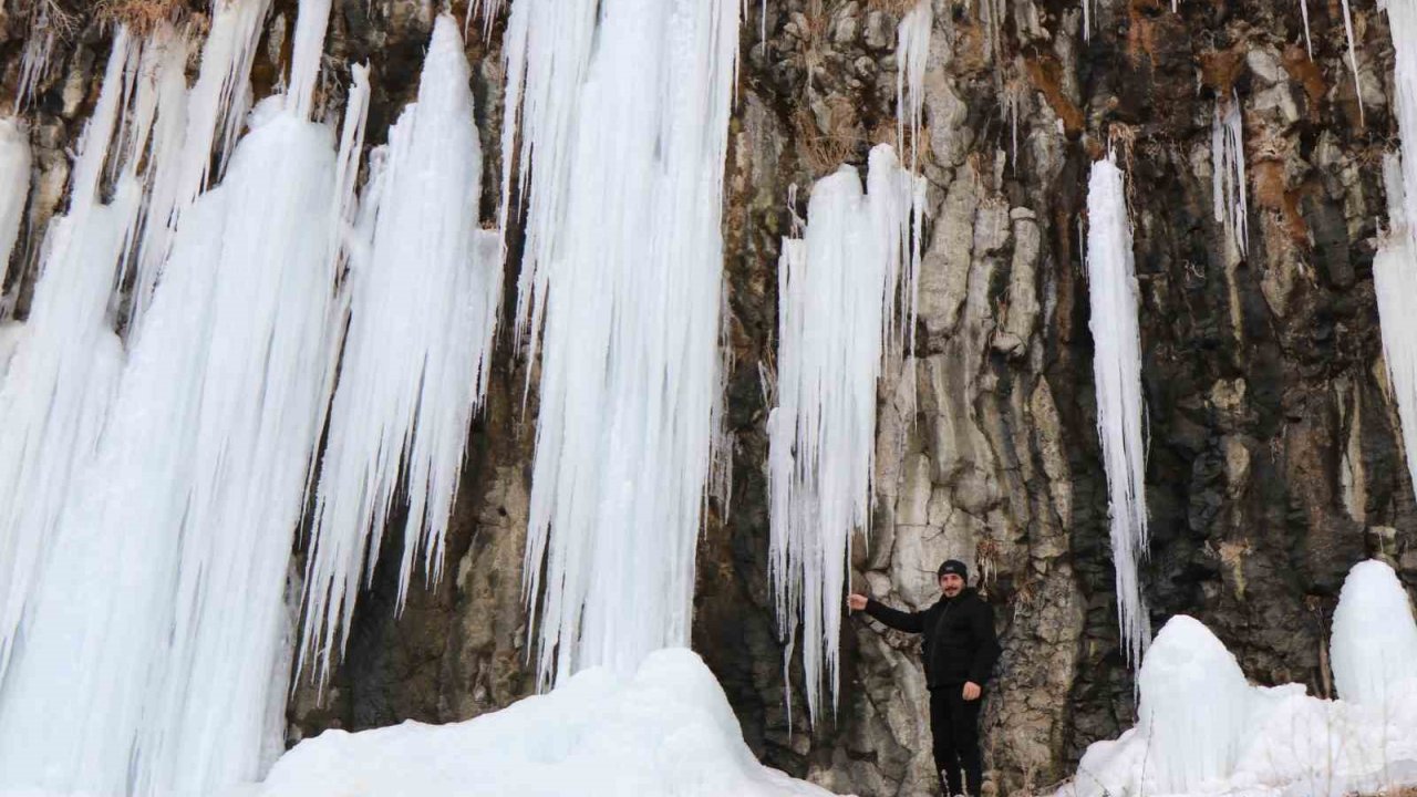 Diyadin’de 35 metrelik buz sarkıtları