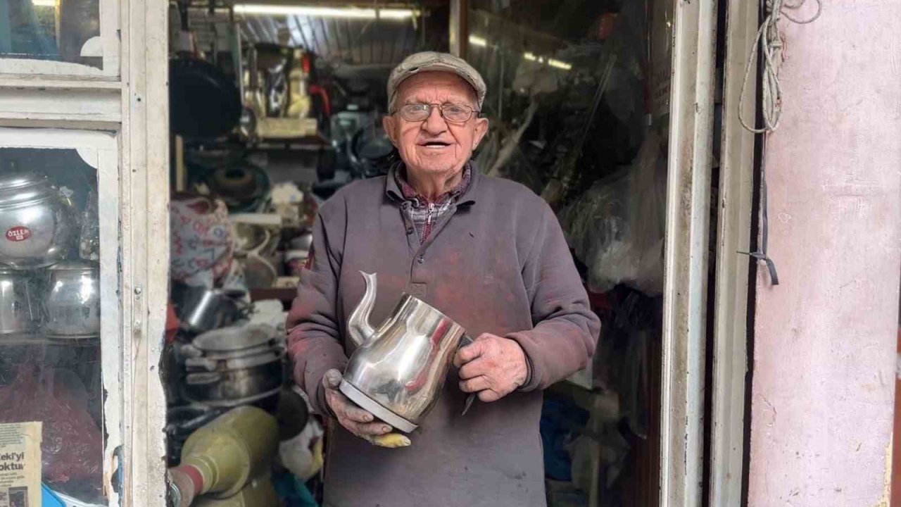 Ekmeğini 39 yıldır çaydanlıktan kazanıyor