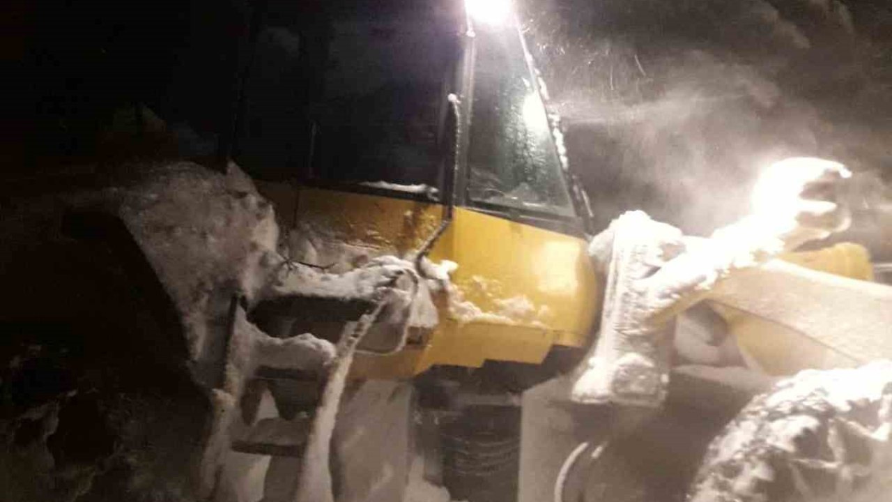 Sis Dağı’nda karda mahsur kalan 5 kişi belediye ekipleri tarafından kurtarıldı