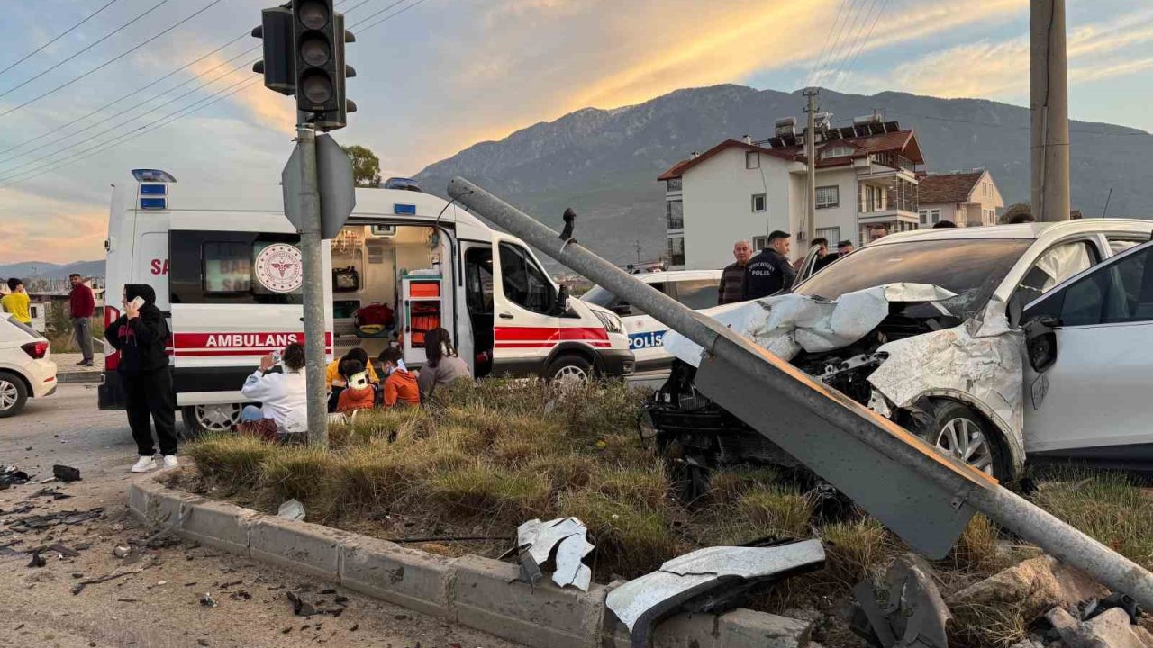 Fethiye’de trafik kazası: 2’si çocuk, 6 yaralı