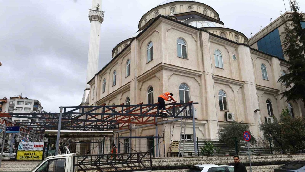 İzmit Eren Cami’ne yeni sundurma
