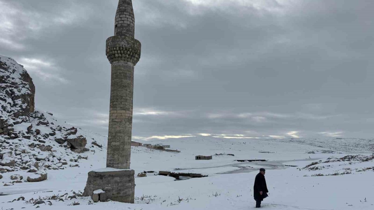 Ağrı’daki cami minaresi Yazıcı Barajı’nın simgesi oldu
