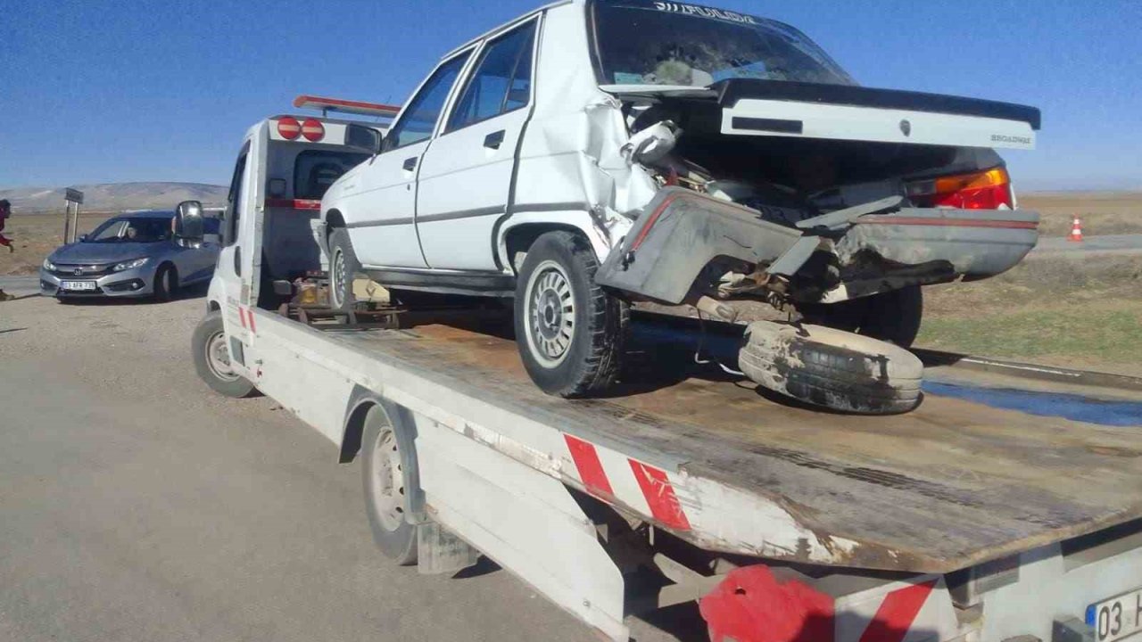 İki otomobilin çarpıştığı kazada sürücüler yaralandı