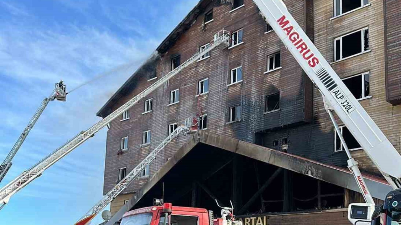 Sakarya itfaiyesi Kartalkaya’da yangına desteğe katıldı