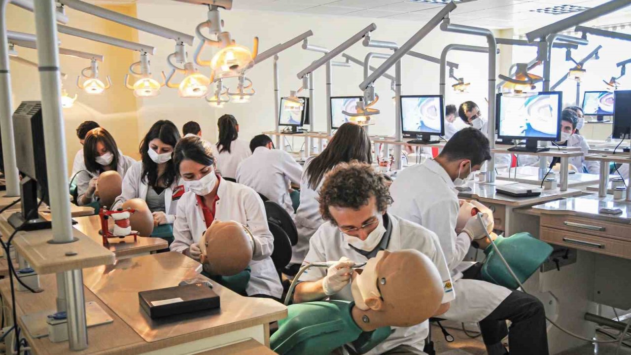 Rektör Hacımüftüoğlu: Diş hekimliği eğitimine yeni bir perspektif getiriyoruz