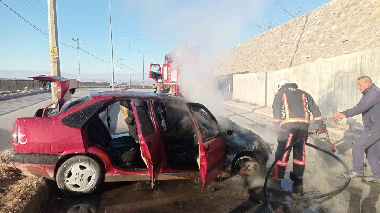 Kaza sonrası alev alan otomobil kullanılmaz hale geldi