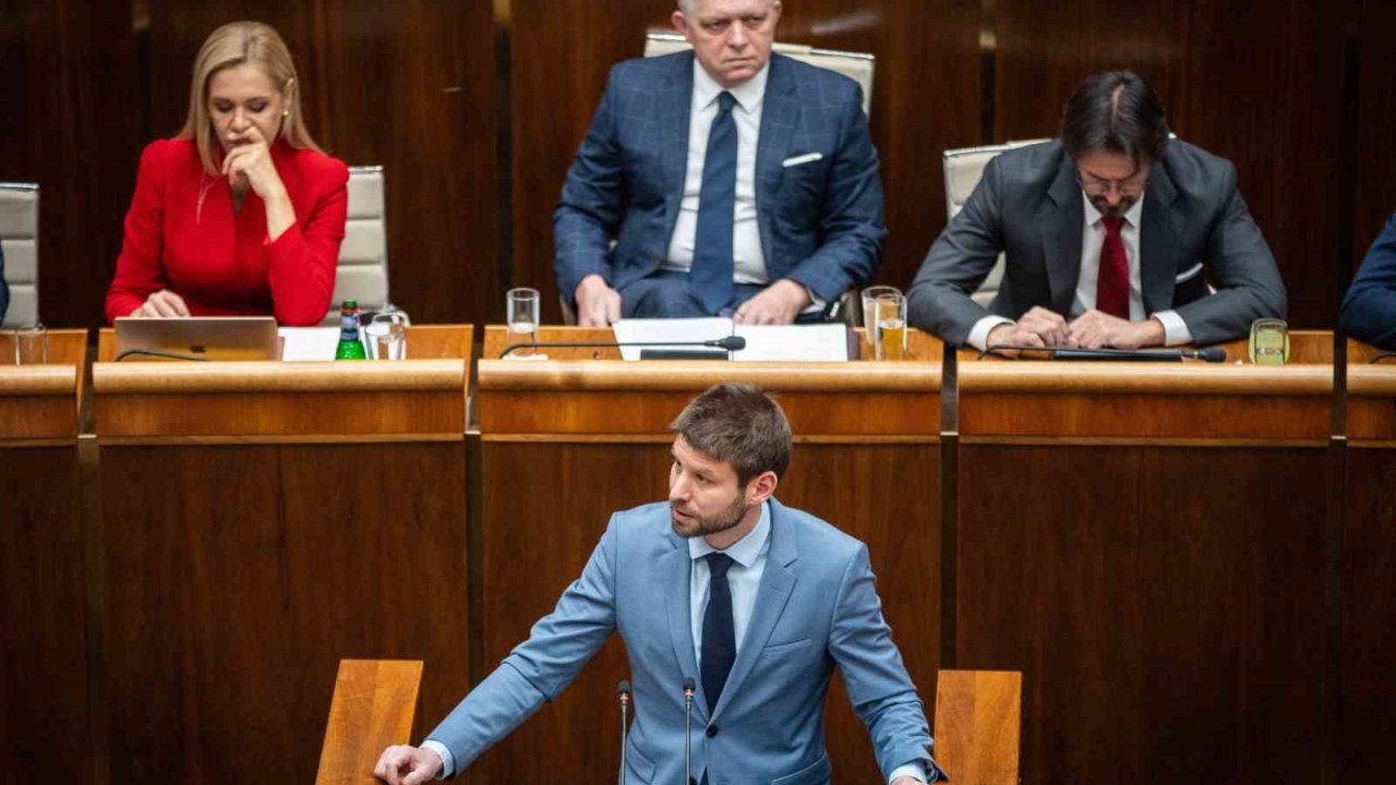 Slovakya’da Fico hükümetine yönelik güven oylaması ertelendi
