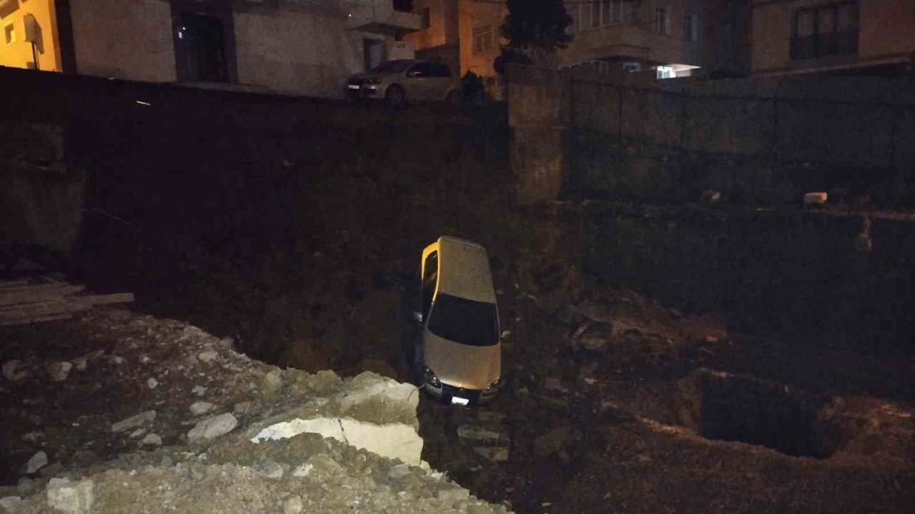 Kartal’da toprak kayması nedeniyle otomobil inşaat temeline düştü