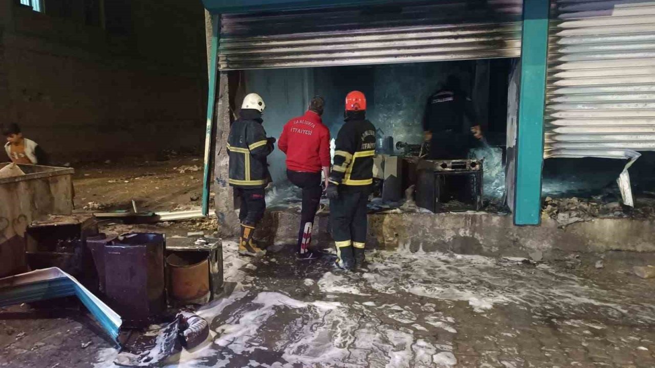 Elektrikten kaynaklanan yangın iş yerini küle çevirdi