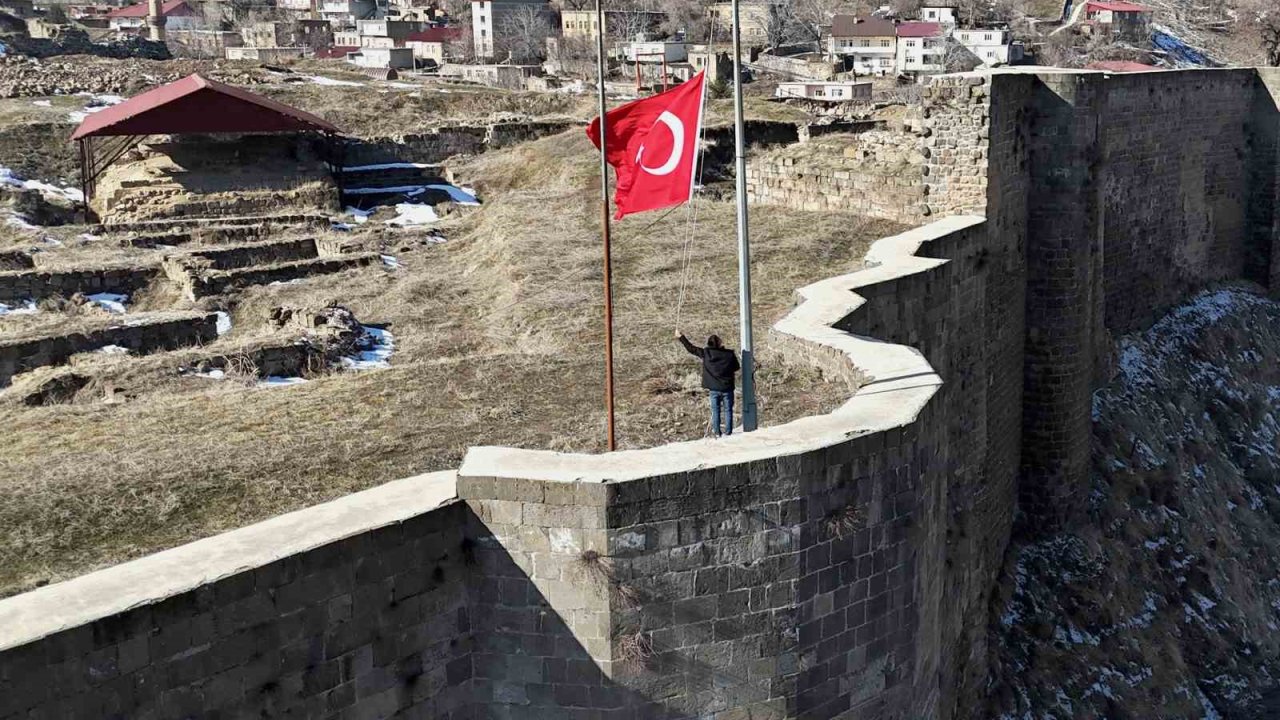 Bitlis Kalesi’nde bayrak yarıya indirildi