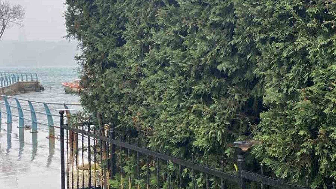 Sarıyer’de ilginç olay kamerada: Kafasını kapatıp kafenin önündeki lambaları kırdı