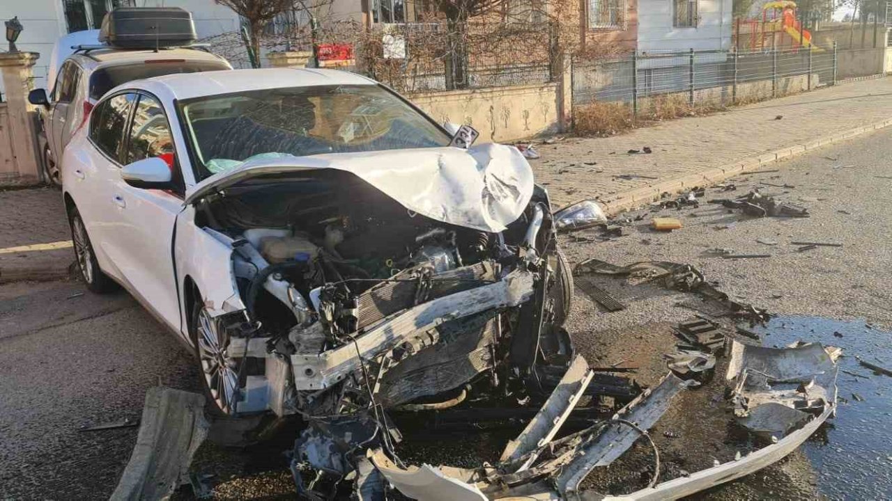 İki otomobilin çarpıştığı kaza güvenlik kamerasına yansıdı: 2 yaralı