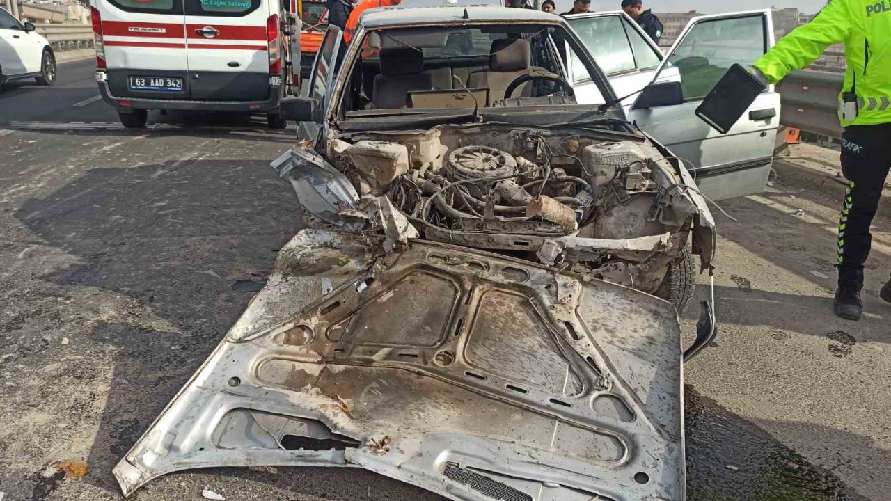 Şanlıurfa’da otomobil bariyerlere çarptı: 2 yaralı