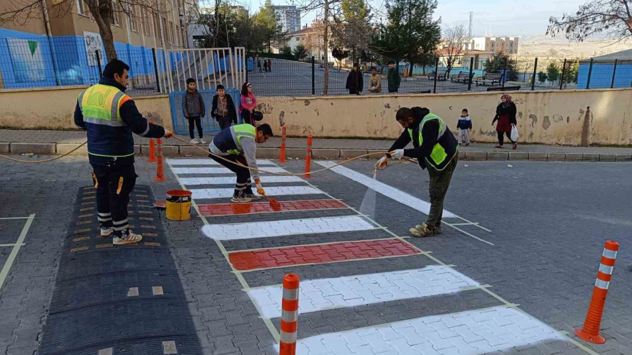 Mardin Büyükşehir Belediyesi, okul bölgelerinde trafik ve yaya güvenliğini artırıyor
