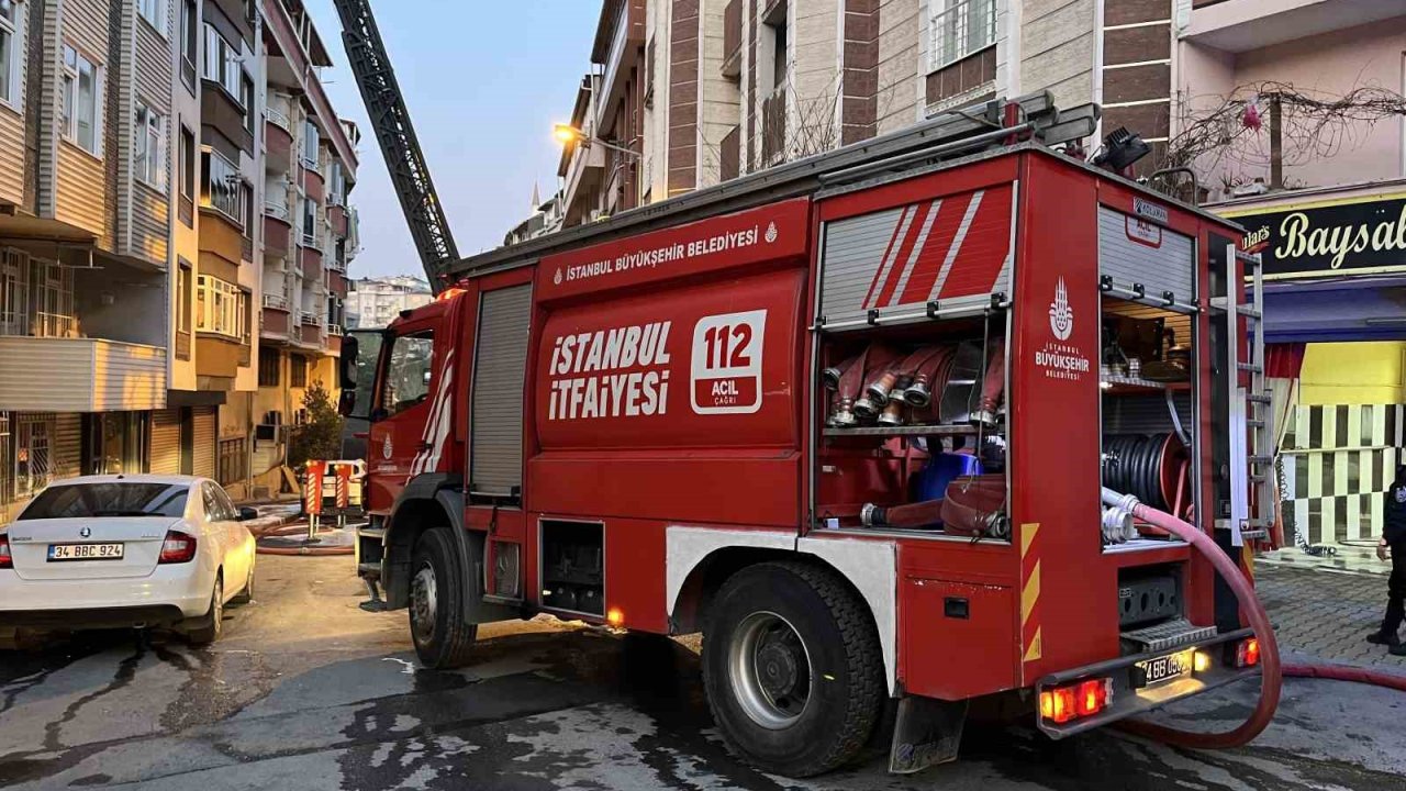 Gaziosmanpaşa’da binanın çatısı alev alev yandı