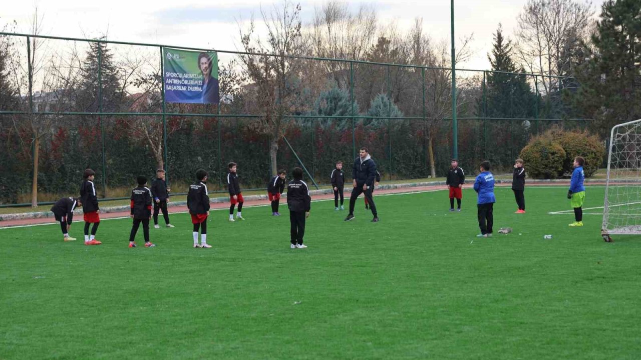 Osmangazi Spor Sahası’ndaki çalışmalar tamamlanarak hizmete açıldı