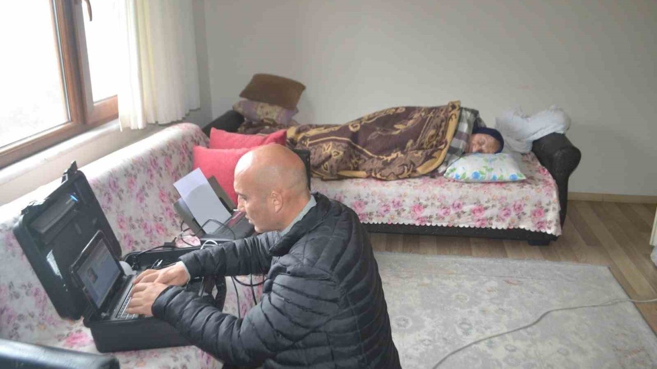 Şalpazarı’nda yaşlı ve yatalak 23 kişin kimlik değişimi evlerinde yapıldı