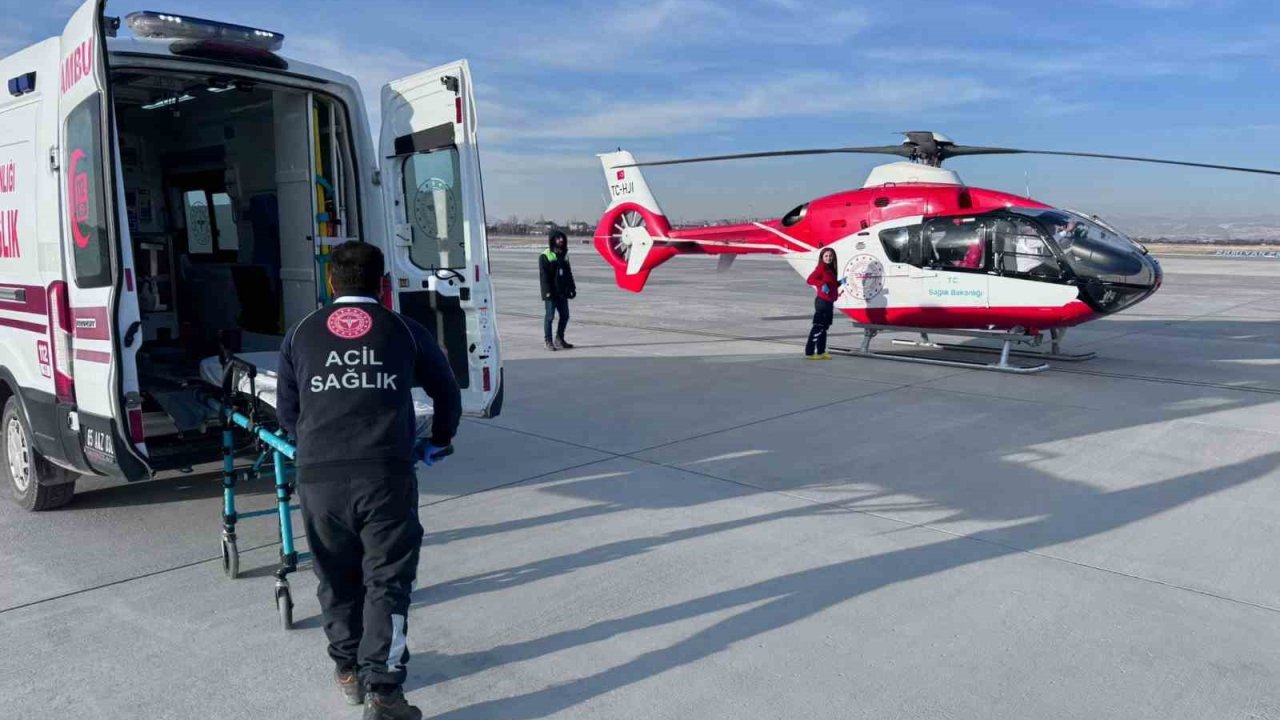 Göğüs ağrısı çeken hasta, ambulans helikopter ile Van’a getirildi
