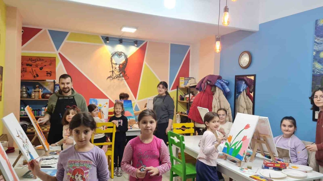 Çocuklar sömestr tatilinde resim çizerek keyifli zaman geçiyor