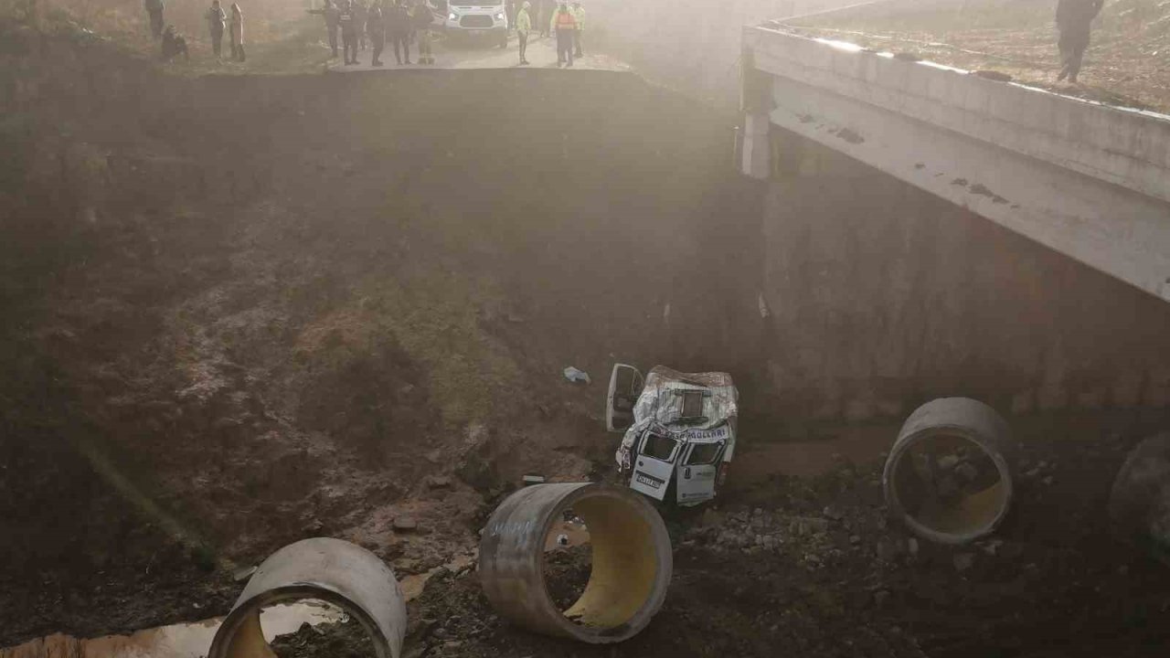 Tuzla’da servis minibüsü dere yatağına düştü: 1 ölü, 14 yaralı