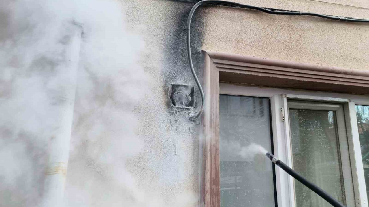 Bina girişindeki elektrik panosunda çıkan yangın korkuttu