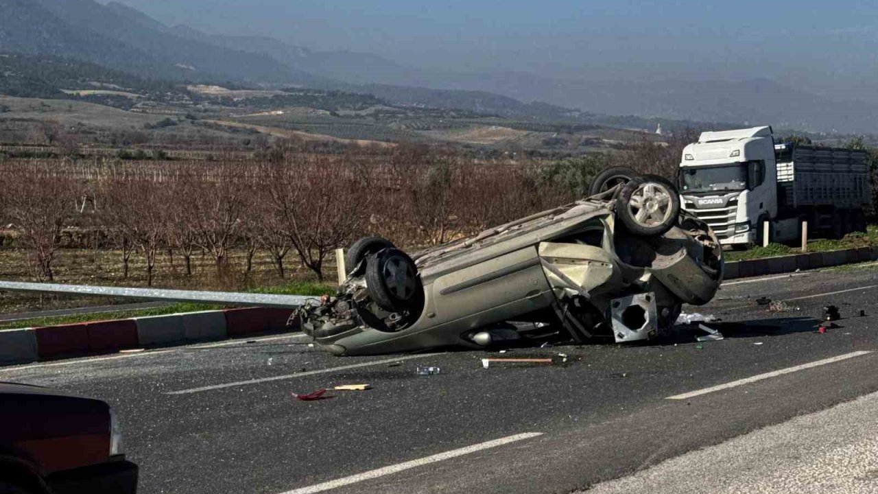 Aydınlatma direğine çarpıp takla atan otomobil hurdaya döndü; 2 yaralı