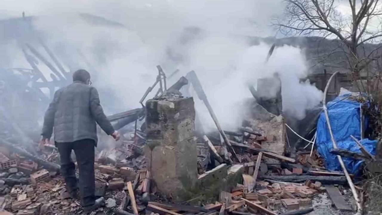 Alevlere teslim olan ev küle döndü