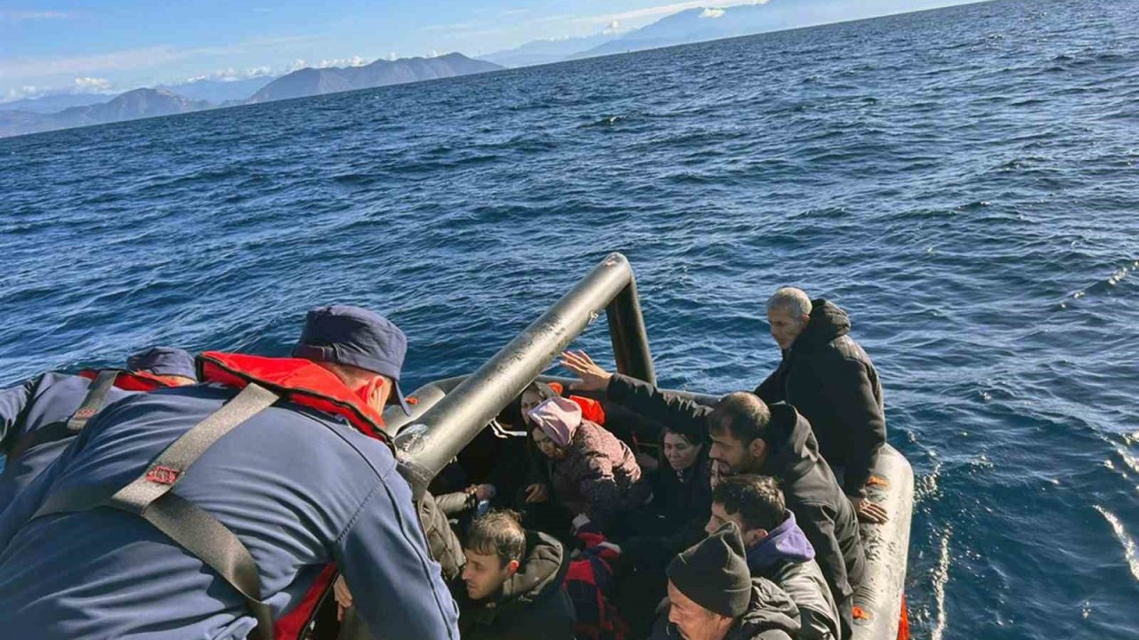 Yunanistan’ın ölüme ittiği 16’sı çocuk 51 düzensiz göçmen kurtarıldı
