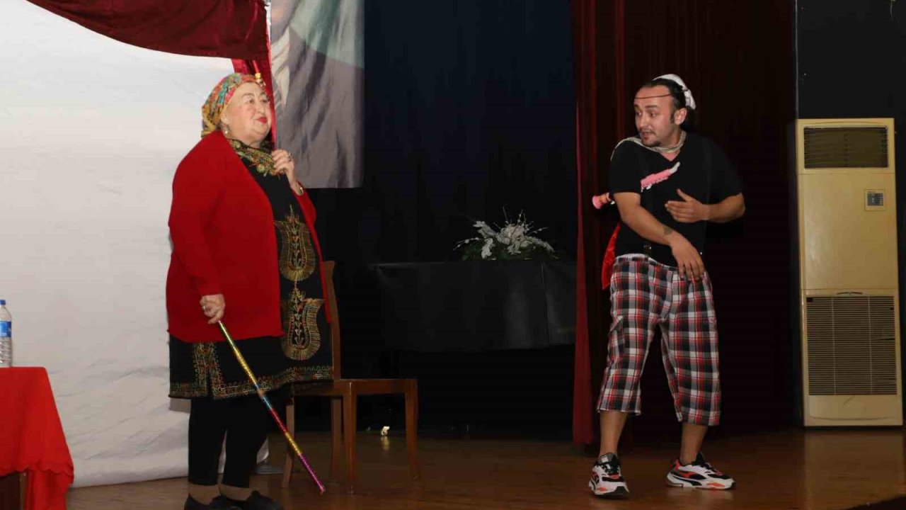 Nazilli’de çocuklar tiyatro gösterisiyle eğlendi