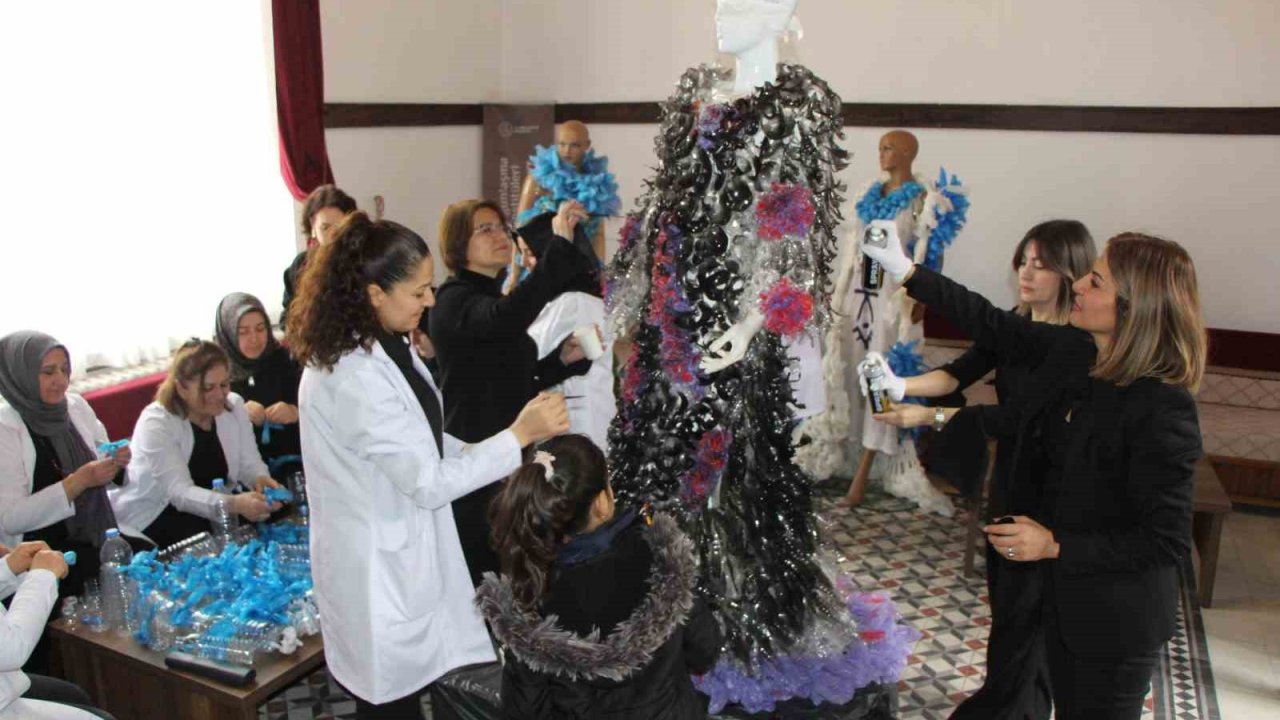Atık plastik şişe ve galoşlardan kostüm tasarlayıp çevre sorunlarıyla savaşlara dikkat çektiler